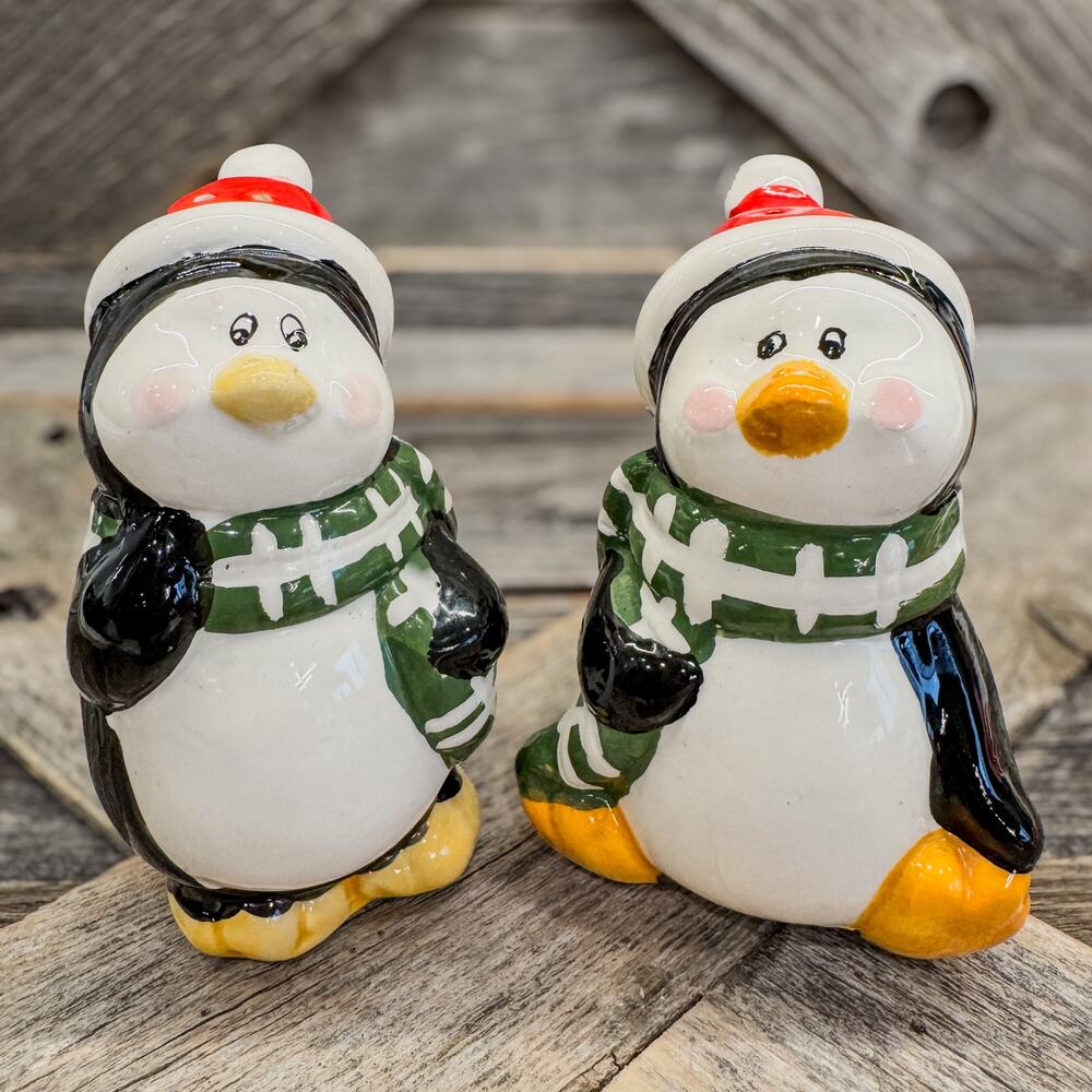 Vtg INT Ceramic Penguin Salt & Pepper Shakers Christmas Winter Holiday Decor 4"